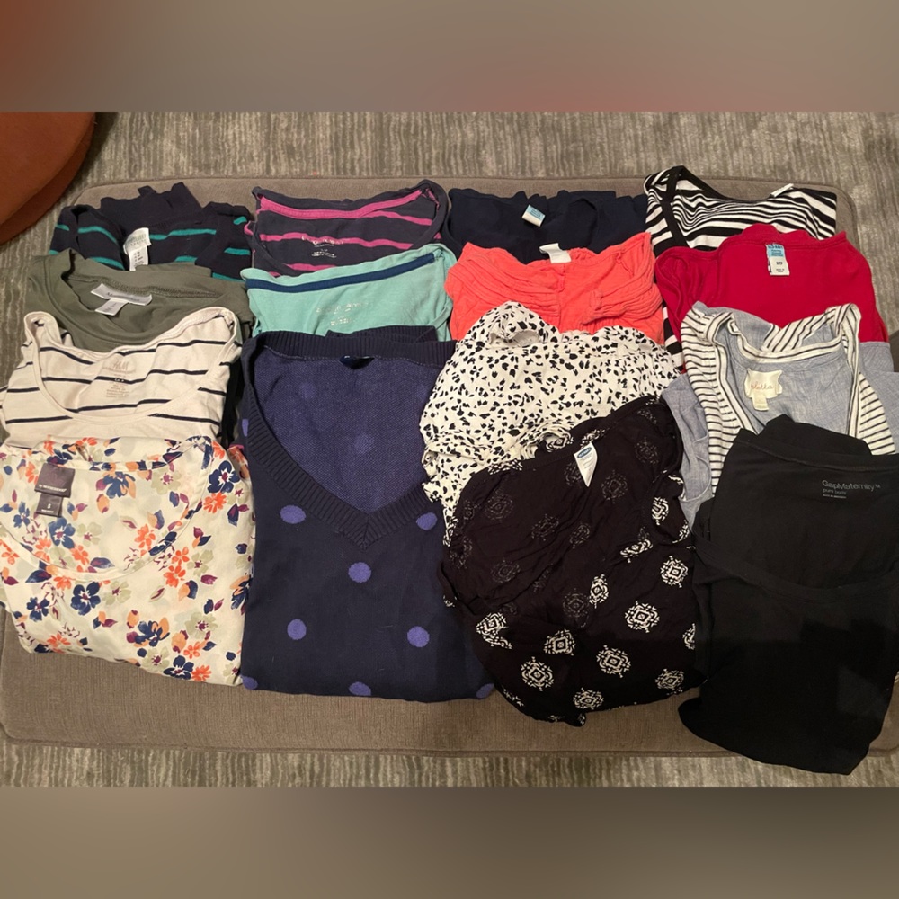 Lot of 19 maternity tops